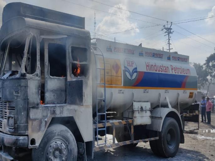Petrol tanker on Pune-Solapur highway The driver avoided a major accident | पुणे - सोलापूर महामार्गावर पेट्रोलच्या टँकरने घेतला पेट; चालकामुळे मोठी दुर्घटना टळली Petrol tanker on Pune-Solapur highway The driver avoided a major accident | पुणे - सोलापूर महामार्गावर पेट्रोलच्या टँकरने घेतला पेट; चालकामुळे मोठी दुर्घटना टळली