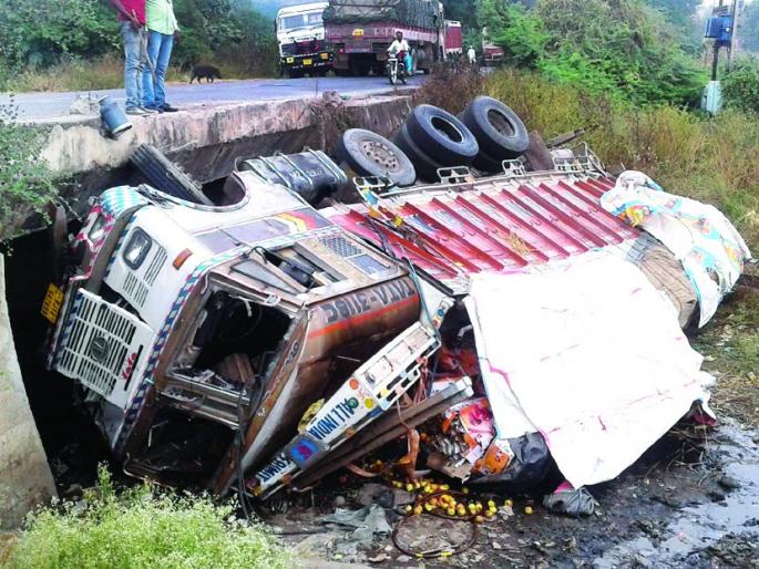Truck pulls apple due to a faulty bridge! | नादुरुस्त पुलामुळे सफरचंद घेऊन जाणारा ट्रक उलटला!