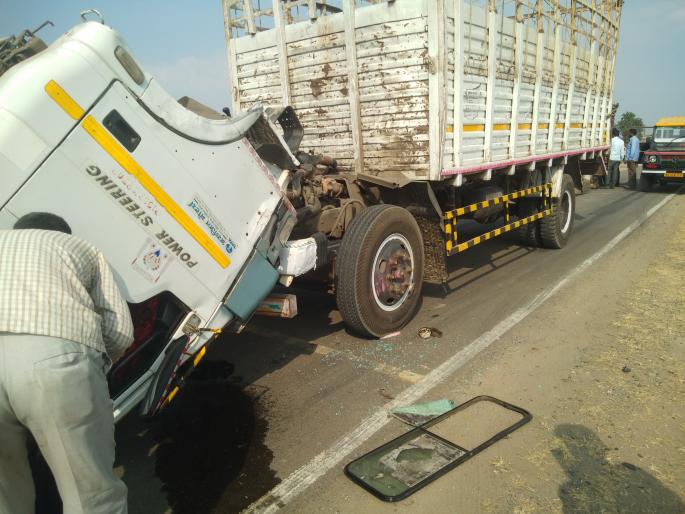 Driver's cabin locks break in fitness check-up, driver injured with inspector | फिटनेस तपासणीत ट्रकच्या कॅबिनचे लॉक तुटल्याने निरीक्षकासह चालक जखमी Driver's cabin locks break in fitness check-up, driver injured with inspector | फिटनेस तपासणीत ट्रकच्या कॅबिनचे लॉक तुटल्याने निरीक्षकासह चालक जखमी