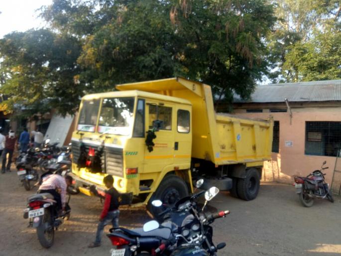 an illegal sand trafcking in buldana distric | बांधकामासाठी बुलडाणेकरांची भिस्त परजिल्ह्यातील रेतीवर; अवैध रेती वाहतुकीस आला उत