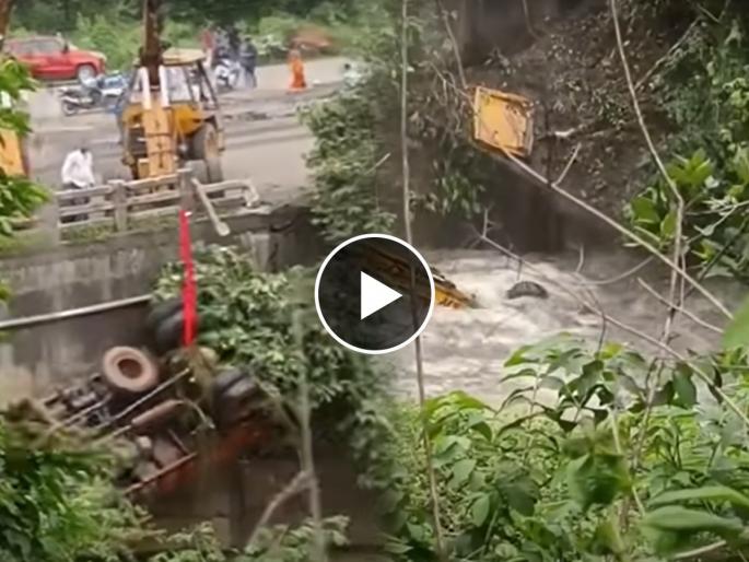 crane falls into water while saving truck bizarre video goes viral on social media | ट्रकला वाचवताना हवेत उडाली क्रेन अन् नंतर जे झालं ते पाहुन होईल तुमचा थरकाप! crane falls into water while saving truck bizarre video goes viral on social media | ट्रकला वाचवताना हवेत उडाली क्रेन अन् नंतर जे झालं ते पाहुन होईल तुमचा थरकाप!