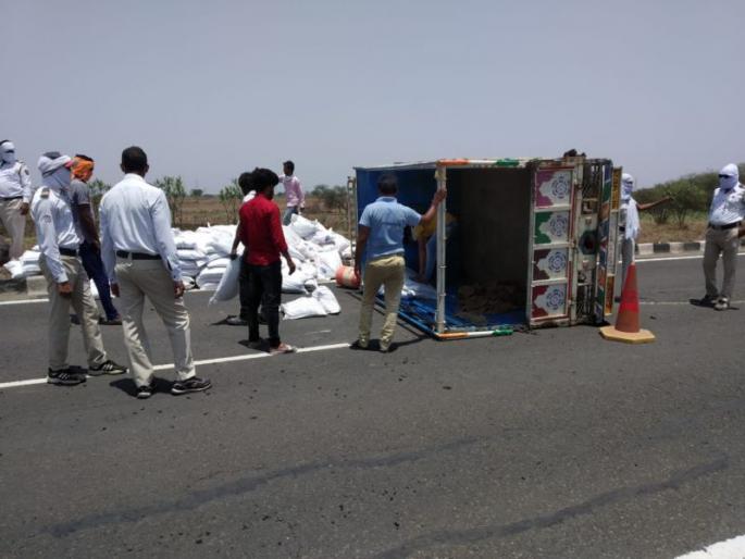 The vehicle overturned due to a flat tire and the driver was seriously injured | टायर फुटल्याने केमिकल्स पावडरने भरलेले वाहन पलटी होऊन चालक गंभीर जखमी The vehicle overturned due to a flat tire and the driver was seriously injured | टायर फुटल्याने केमिकल्स पावडरने भरलेले वाहन पलटी होऊन चालक गंभीर जखमी