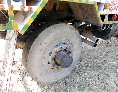 Stolen tires of a parked truck | नांदगाव येथे उभ्या असलेल्या ट्रकचे चोरले टायर, मालकाची पोलिसांत तक्रार