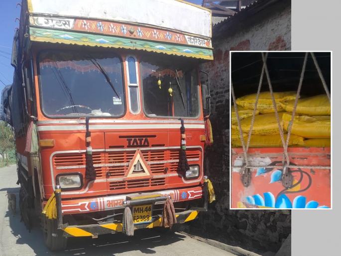 Farmers did not get urea, on the other hand, they were caught taking a truckload of fertilizer to another district for sale | शेतकऱ्यांना युरिया मिळेना, दुसरीकडे ट्रकभरून खत दुसऱ्या जिल्ह्यात विक्रीला नेताना पकडला Farmers did not get urea, on the other hand, they were caught taking a truckload of fertilizer to another district for sale | शेतकऱ्यांना युरिया मिळेना, दुसरीकडे ट्रकभरून खत दुसऱ्या जिल्ह्यात विक्रीला नेताना पकडला