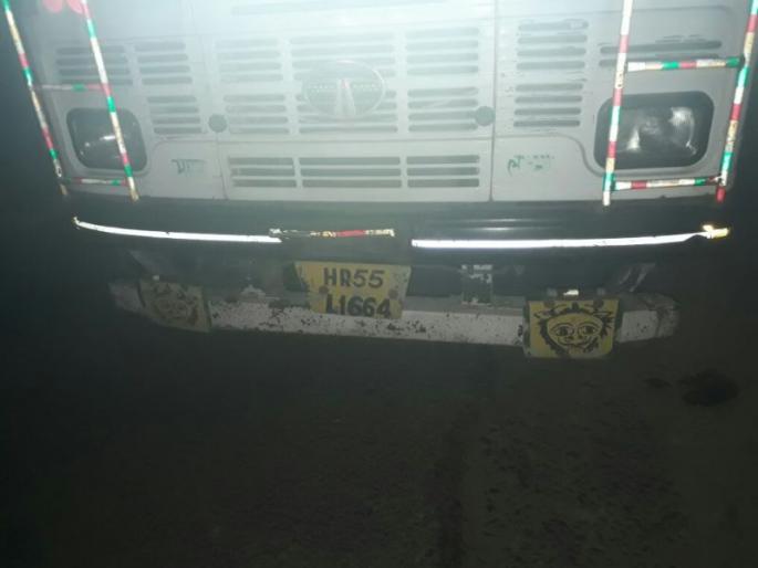 A trucker was killed in a truck near the Baasaba gorge | बासंबा फाट्याजवळ ट्रकच्या धडकेत दुचाकीस्वार जागीच ठार A trucker was killed in a truck near the Baasaba gorge | बासंबा फाट्याजवळ ट्रकच्या धडकेत दुचाकीस्वार जागीच ठार