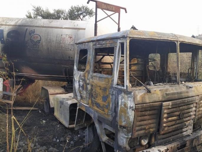 Burn the cabin of a running tanker in Wardha district | वर्धा जिल्ह्यात धावत्या टँकरची केबिन जळून खाक Burn the cabin of a running tanker in Wardha district | वर्धा जिल्ह्यात धावत्या टँकरची केबिन जळून खाक