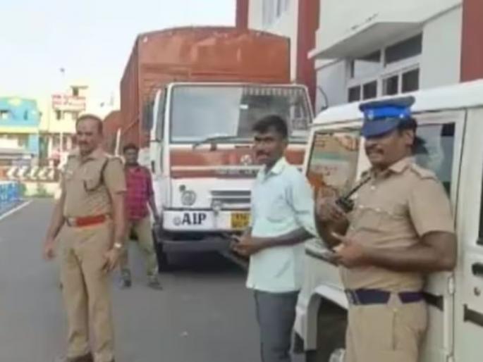 chennai truck carrying cash worth rs 535 crore broke down on way called police for security | बापरे! 535 कोटींची कॅश घेऊन जाणारा ट्रक रस्त्यातच बंद पडला; लोकांची मोठी गर्दी अन् मग... chennai truck carrying cash worth rs 535 crore broke down on way called police for security | बापरे! 535 कोटींची कॅश घेऊन जाणारा ट्रक रस्त्यातच बंद पडला; लोकांची मोठी गर्दी अन् मग...