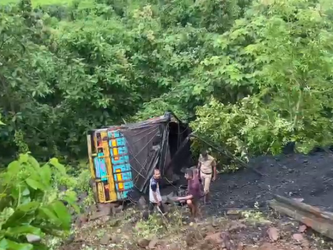 A truck full of coal and a motorcycle collided, both vehicles fell into the valley | कोळशाने भरलेला ट्रक व मोटारसायकलची टक्कर, दोन्ही वाहने कोसळली दरीत A truck full of coal and a motorcycle collided, both vehicles fell into the valley | कोळशाने भरलेला ट्रक व मोटारसायकलची टक्कर, दोन्ही वाहने कोसळली दरीत