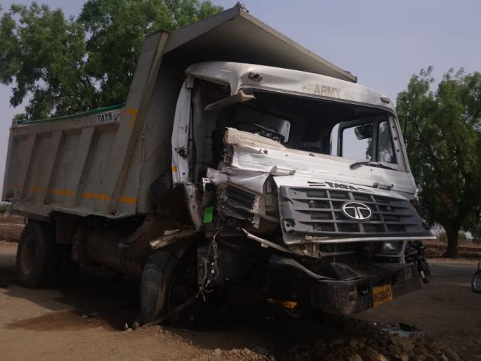 Truck accident,The driver injured | ट्रकची समारोसमोर धडक; चालक जखमी Truck accident,The driver injured | ट्रकची समारोसमोर धडक; चालक जखमी