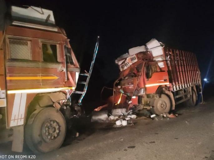 Two trucks collide on National Highway; Driver killed | राष्ट्रीय महामार्गावर दोन ट्रकची अमोरासमोर धडक; चालक ठार Two trucks collide on National Highway; Driver killed | राष्ट्रीय महामार्गावर दोन ट्रकची अमोरासमोर धडक; चालक ठार