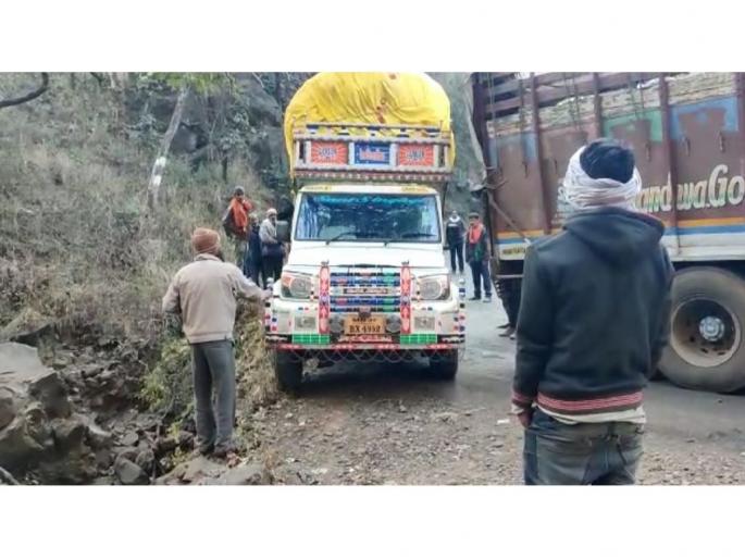 Truck stuck near Melghat, traffic on Amravati-Indore route stopped since night | मेळघाटच्या भवईनजीक ट्रक अडकला; अमरावती-इंदूर मार्गावर वाहतूक रात्रीपासून ठप्प Truck stuck near Melghat, traffic on Amravati-Indore route stopped since night | मेळघाटच्या भवईनजीक ट्रक अडकला; अमरावती-इंदूर मार्गावर वाहतूक रात्रीपासून ठप्प