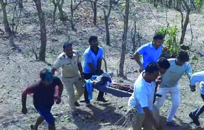 One killed, one injured as truck crashes into valley | ट्रक दरीत कोसळून एक ठार, एक जखमी One killed, one injured as truck crashes into valley | ट्रक दरीत कोसळून एक ठार, एक जखमी