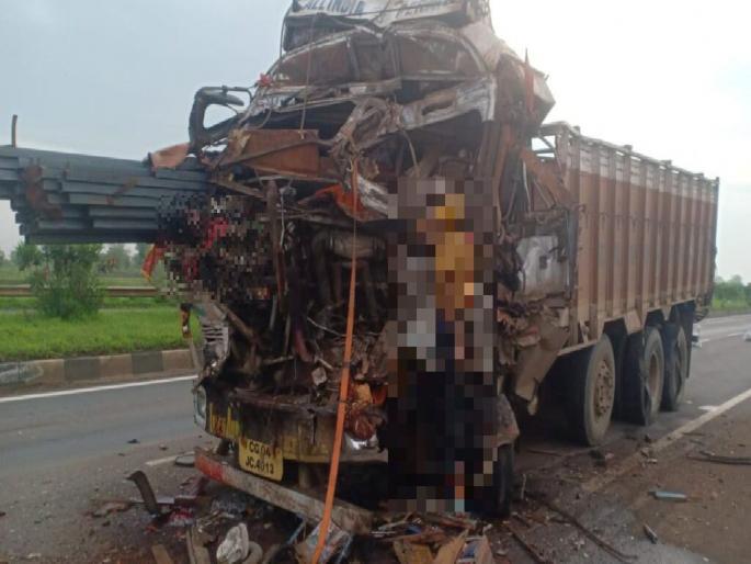 Two trucks collide on Bhandara-Nagpur National Highway kharbi naka; Three killed in accident | भरधाव ट्रक उभ्या ट्रकवर आदळून तीन ठार; भंडारा-नागपूर राष्ट्रीय महामार्गावरील घटना