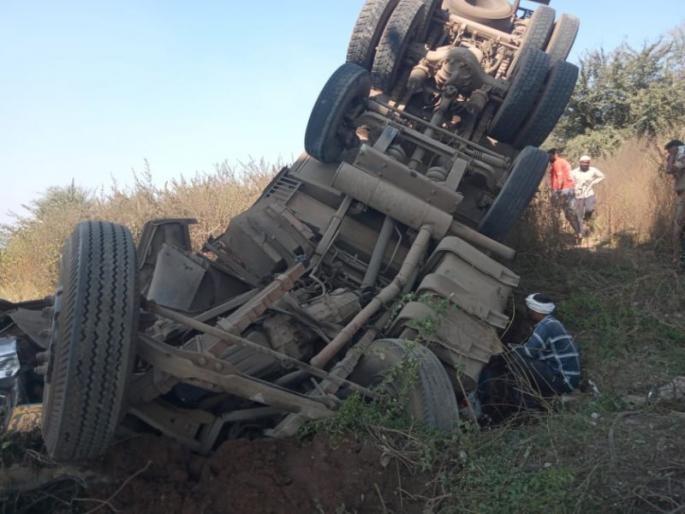The truck crashed into a river near Balapur, killing two | भरधाव ट्रक पुलावरून भिकूंड नदीत कोसळला, दोन ठार The truck crashed into a river near Balapur, killing two | भरधाव ट्रक पुलावरून भिकूंड नदीत कोसळला, दोन ठार
