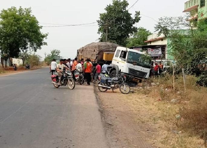 a woman hit and dragged by truck but miraculously survived | जीवावर बेतलं होतं, पण हातावर निभावलं; ...अन् महिला थोडक्यात बचावली a woman hit and dragged by truck but miraculously survived | जीवावर बेतलं होतं, पण हातावर निभावलं; ...अन् महिला थोडक्यात बचावली