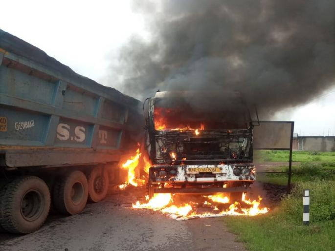 Accident on Bhandara Tumsar road : Fuel tank explodes after truck-tipper collides, driver dies | ट्रक-टिप्परच्या धडकेनंतर इंधन टाकीचा स्फोट, चालकाचा आगीत होरपळून मृत्यू Accident on Bhandara Tumsar road : Fuel tank explodes after truck-tipper collides, driver dies | ट्रक-टिप्परच्या धडकेनंतर इंधन टाकीचा स्फोट, चालकाचा आगीत होरपळून मृत्यू