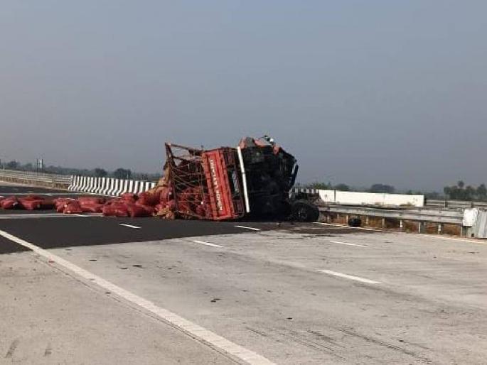 driver lost control truck overturned Incident on Samriddhi Highway, loss of life avoided | चालकाचे नियंत्रण सुटले! ट्रक उलटला; समृद्धी महामार्गावरील घटना, जीवितहानी टळली driver lost control truck overturned Incident on Samriddhi Highway, loss of life avoided | चालकाचे नियंत्रण सुटले! ट्रक उलटला; समृद्धी महामार्गावरील घटना, जीवितहानी टळली