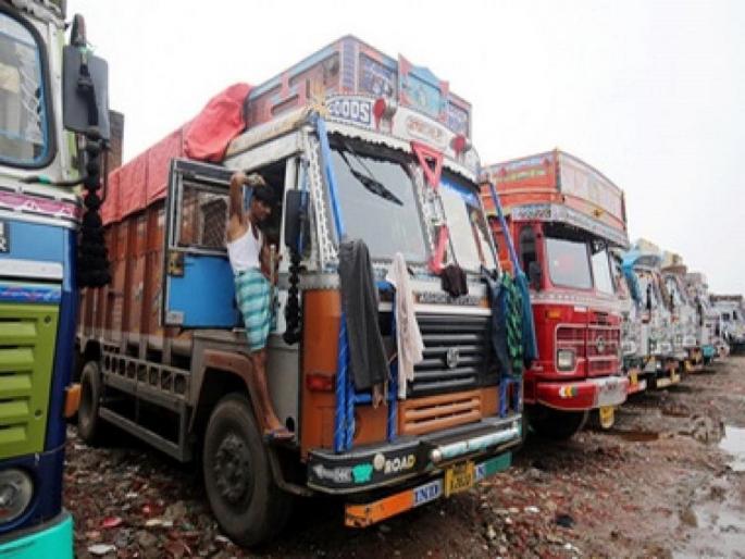 Corona LockDown: Driver Spent 47 days in his Truck due to lockdown-SRJ | Lockdown : ४७ दिवस त्याच्यासाठी ट्रकच बनलं घर; कायम लक्षात राहील 'असा' प्रसंग ! Corona LockDown: Driver Spent 47 days in his Truck due to lockdown-SRJ | Lockdown : ४७ दिवस त्याच्यासाठी ट्रकच बनलं घर; कायम लक्षात राहील 'असा' प्रसंग !