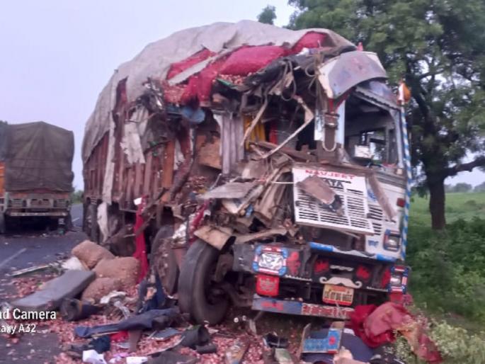 Truck head-on collision; Two people were killed on the spot, incident near Shevati Fata | ट्रकची समोरासमोर धडक; दोन जण जागीच ठार, शेवती फाट्याजवळील घटना Truck head-on collision; Two people were killed on the spot, incident near Shevati Fata | ट्रकची समोरासमोर धडक; दोन जण जागीच ठार, शेवती फाट्याजवळील घटना