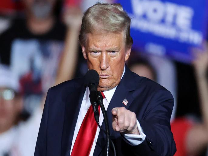 President Donald Trump warned BRICS nations that they face 100 per cent tariffs on trade with the US if they continue de-dollarization efforts | शपथ घेताच डोनाल्ड ट्रम्प यांचा धमकीवजा इशारा; भारतासह ११ देशांमध्ये माजली खळबळ President Donald Trump warned BRICS nations that they face 100 per cent tariffs on trade with the US if they continue de-dollarization efforts | शपथ घेताच डोनाल्ड ट्रम्प यांचा धमकीवजा इशारा; भारतासह ११ देशांमध्ये माजली खळबळ