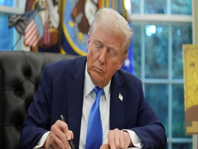 Donald Trump's decision on H1B Visa makes it more expensive to work in America; Indians will be affected | डोनाल्ड ट्रम्प यांच्या निर्णयानं आता अमेरिकेत नोकरी करणे महाग; भारतीयांना बसणार फटका Donald Trump's decision on H1B Visa makes it more expensive to work in America; Indians will be affected | डोनाल्ड ट्रम्प यांच्या निर्णयानं आता अमेरिकेत नोकरी करणे महाग; भारतीयांना बसणार फटका