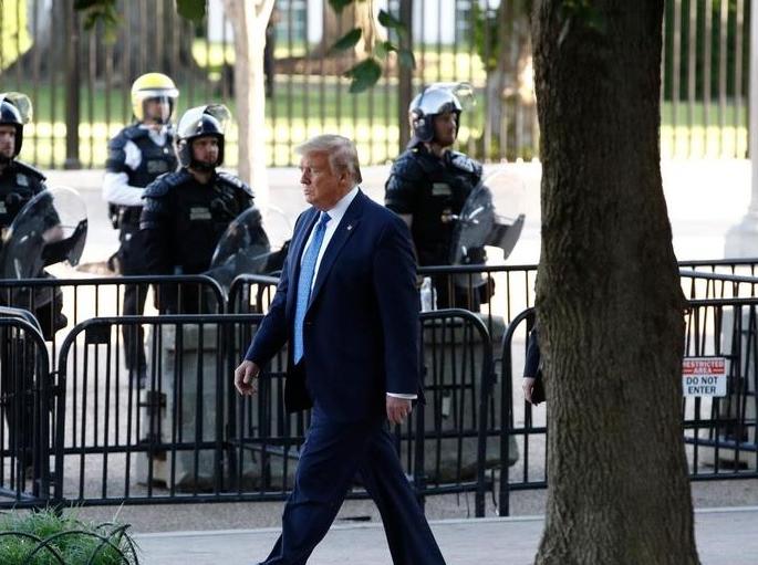 Trump vows to deploy US military to quell protests rkp | अमेरिकेत दंगली रोखण्यासाठी लष्कराला पाचारण करणार, ४००० नागरिकांना अटक  Trump vows to deploy US military to quell protests rkp | अमेरिकेत दंगली रोखण्यासाठी लष्कराला पाचारण करणार, ४००० नागरिकांना अटक
