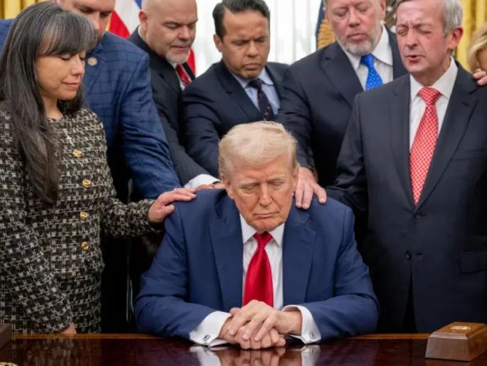 Prayer for the first time in the White House! Trump's prayer to God during the war with Iran; Video goes viral! | व्हाईट हाऊसमध्ये पहिल्यांदाच प्रार्थना! इराणसोबतच्या युद्धादरम्यान ट्रम्प यांची ईश्वराकडे धाव; व्हिडिओ व्हायरल! Prayer for the first time in the White House! Trump's prayer to God during the war with Iran; Video goes viral! | व्हाईट हाऊसमध्ये पहिल्यांदाच प्रार्थना! इराणसोबतच्या युद्धादरम्यान ट्रम्प यांची ईश्वराकडे धाव; व्हिडिओ व्हायरल!