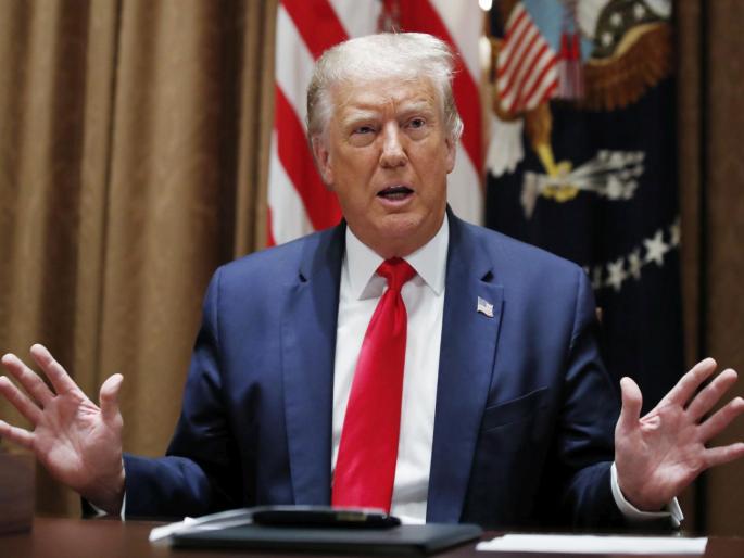 Donald Trump abruptly escorted from briefing after shooting near White House | VIDEO: ट्रम्प यांची पत्रकार परिषद सुरू असताना व्हाईट हाऊसच्या बाहेर गोळीबार