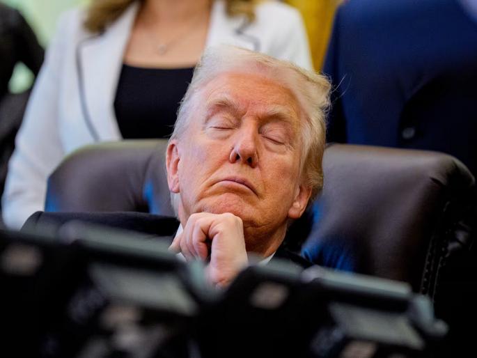 Donald Trump fell asleep during a press conference; memes on social media viral | पत्रकार परिषदेदरम्यान ट्रम्प झोपी गेले; ‘स्लीपी डॉन’ नावाने सोशल मीडियावर मीम्सचा पाऊस
