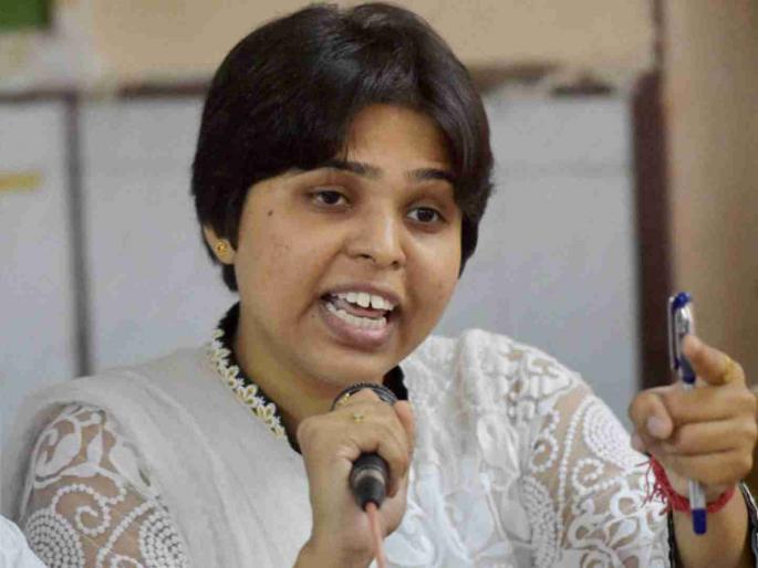 trupti desai will go to shirdi to remove the dress code board | शिर्डीत जाणारच! तृप्ती देसाईंनी पोलिसांची नोटीस धुडकावत दिला इशारा