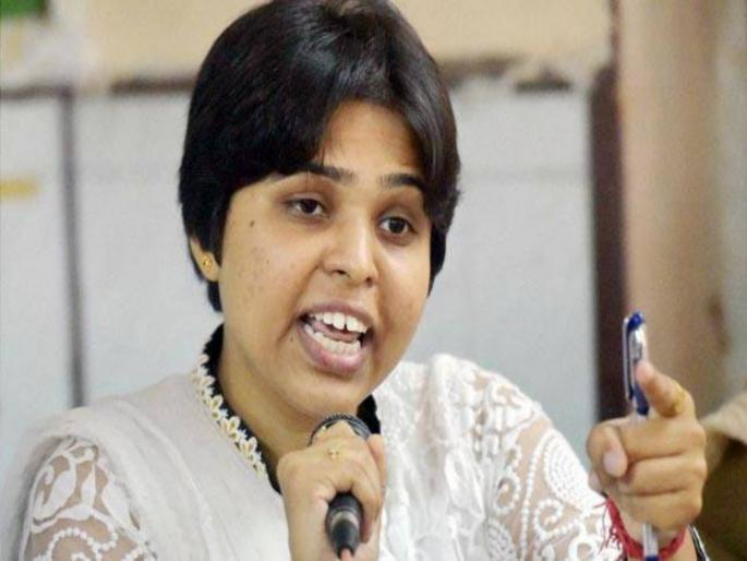 Half-naked priests allowed, then why restrictions on the clothes of devotees? - Trupti Desai | अर्धनग्न पुजारी चाललात, मग भक्तांच्या कपड्यांवर निर्बंध कशाला? - तृप्ती देसाई Half-naked priests allowed, then why restrictions on the clothes of devotees? - Trupti Desai | अर्धनग्न पुजारी चाललात, मग भक्तांच्या कपड्यांवर निर्बंध कशाला? - तृप्ती देसाई