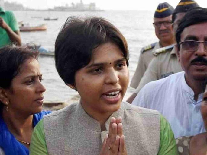 trupti Desai was arrested by the police 100 km before Shirdi | तृप्ती देसाईंना शिर्डीच्या १०० किमी आधीच पोलिसांनी घेतलं ताब्यात