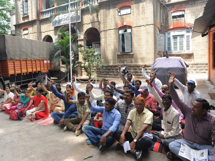 Kolhapur: Office Dew due to Collective Leave of Treasury Employees | कोल्हापूर : कोषागार कर्मचाऱ्यांच्या सामुहिक रजेमुळे कार्यालय ओस Kolhapur: Office Dew due to Collective Leave of Treasury Employees | कोल्हापूर : कोषागार कर्मचाऱ्यांच्या सामुहिक रजेमुळे कार्यालय ओस