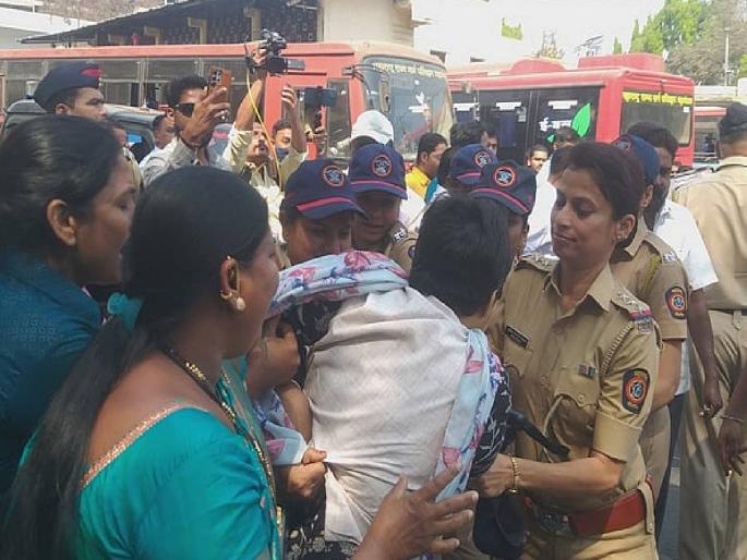 Swargate rape case: Trupti Desai tried to stop State home Minister Yogesh Kadam's convoy | पुण्यात हायव्हॉल्टेज राडा! योगेश कदमांचा ताफा अडवला; संतप्त महिलांचा आक्रोश Swargate rape case: Trupti Desai tried to stop State home Minister Yogesh Kadam's convoy | पुण्यात हायव्हॉल्टेज राडा! योगेश कदमांचा ताफा अडवला; संतप्त महिलांचा आक्रोश