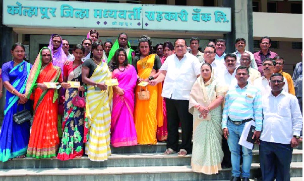 Third party's self help group from Kolhapur district bank: first step in the state | कोल्हापूर जिल्हा बँकेकडून तृतीयपंथीयांचे बचतगट : राज्यात पहिलेच पाऊल Third party's self help group from Kolhapur district bank: first step in the state | कोल्हापूर जिल्हा बँकेकडून तृतीयपंथीयांचे बचतगट : राज्यात पहिलेच पाऊल