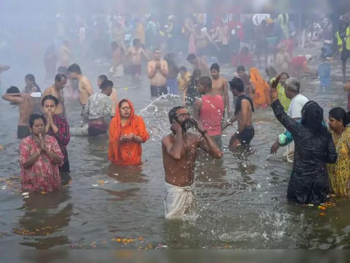 Mahakumbh 2025 - 2 crore devotees take bath at Triveni Sangma; Government showers flowers from helicopter | त्रिवेणी संगमावर २ कोटी भाविकांचे पवित्र स्नान; सरकारकडून हेलिकॉप्टरमधून पुष्पवृष्टी