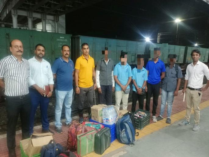 Crackdown on unauthorized vendors, five arrested; Confiscation of unauthorized food and beverages | अनधिकृत वेंडरविरुद्ध कारवाईची धडक मोहिम, पाच जणांना अटक; अनधिकृत खाद्यपदार्थ आणि शितपेय जप्त