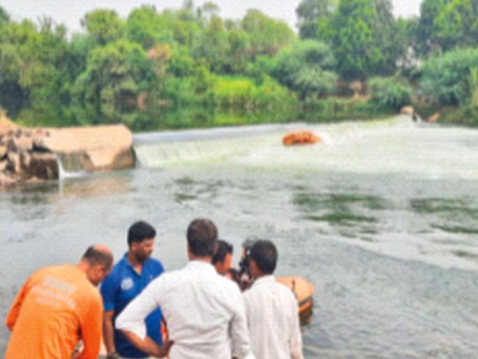 Boat of SDRF jawans searching for drowned youth capsizes, 6 drown; 3 bodies found, 1 missing, 2 in hospital | बुडालेल्या युवकाचा शोध घेणाऱ्या एसडीआरएफ जवानांची बोट उलटली, 6 जण बुडाले; 3 मृतदेह सापडले, 1 बेपत्ता, 2 रुग्णालयात Boat of SDRF jawans searching for drowned youth capsizes, 6 drown; 3 bodies found, 1 missing, 2 in hospital | बुडालेल्या युवकाचा शोध घेणाऱ्या एसडीआरएफ जवानांची बोट उलटली, 6 जण बुडाले; 3 मृतदेह सापडले, 1 बेपत्ता, 2 रुग्णालयात