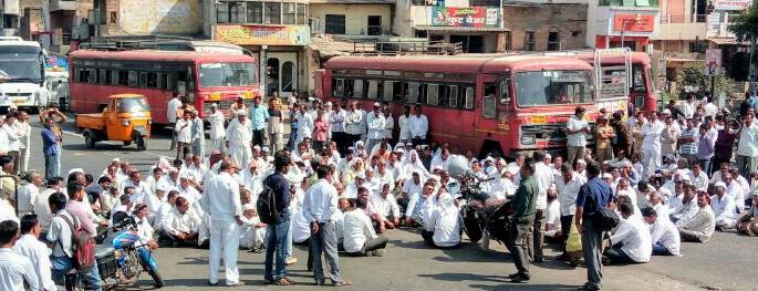 One hour road blockade by protesting against distributing electricity distribution company at Rahata | राहाता येथे विज वितरण कंपनीच्या निषेधार्थ एक तास रास्ता रोको आंदोलन 