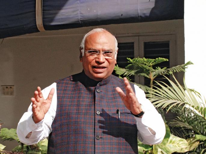 Abuse of ED; Confusion in Parliament; ED summons to Kharge during proceedings | ईडीचा दुरुपयोग; संसदेमध्ये गोंधळ; कामकाज चालू असताना खरगेंना ईडीचे समन्स Abuse of ED; Confusion in Parliament; ED summons to Kharge during proceedings | ईडीचा दुरुपयोग; संसदेमध्ये गोंधळ; कामकाज चालू असताना खरगेंना ईडीचे समन्स