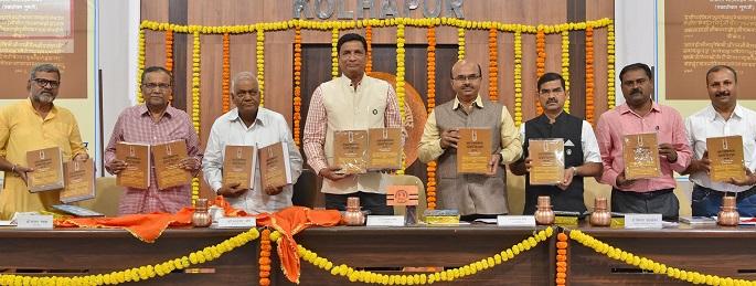 Saints and sisters were born in Kolhapur | कोल्हापूरमध्ये घडल्या संत बहिणाबाई : सदानंद मोरे Saints and sisters were born in Kolhapur | कोल्हापूरमध्ये घडल्या संत बहिणाबाई : सदानंद मोरे