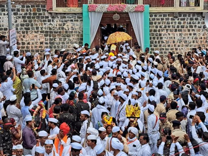 Tukoba left from Dehu on the way to Pandhari! En route for stay at Akurdi | Ashadhi Wari: देहूतून तुकोबा निघाले पंढरीच्या वाटेला! आकुर्डी येथील मुक्कामासाठी मार्गस्थ Tukoba left from Dehu on the way to Pandhari! En route for stay at Akurdi | Ashadhi Wari: देहूतून तुकोबा निघाले पंढरीच्या वाटेला! आकुर्डी येथील मुक्कामासाठी मार्गस्थ