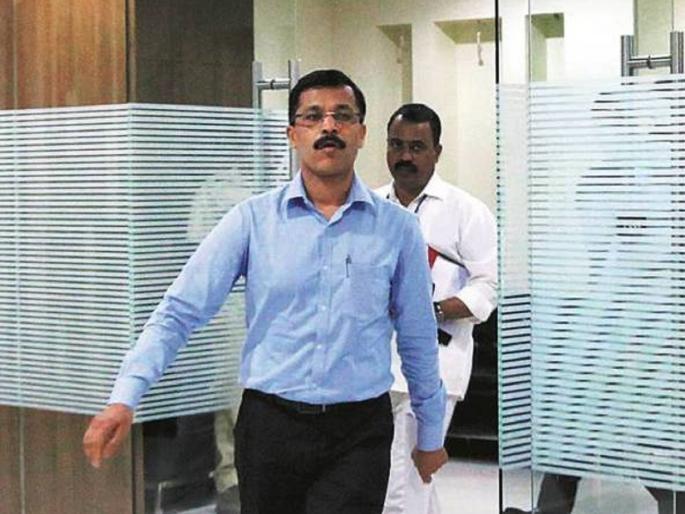 One discussion for the whole day, how far did Tukaram Mundhe come? Health workers are in shock | दिवसभर एकच चर्चा, तुकाराम मुंढे कुठपर्यंत आले? आरोग्य कर्मचाऱ्यांना भरली धडकी One discussion for the whole day, how far did Tukaram Mundhe come? Health workers are in shock | दिवसभर एकच चर्चा, तुकाराम मुंढे कुठपर्यंत आले? आरोग्य कर्मचाऱ्यांना भरली धडकी