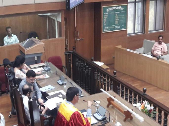 Tukaram Mundhe's presence at pune municipal general meeting | पालिकेच्या सर्वसाधारण सभेला हजेरी लावून तुकाराम मुंढे यांनी नगरसेवकांना केले चकित Tukaram Mundhe's presence at pune municipal general meeting | पालिकेच्या सर्वसाधारण सभेला हजेरी लावून तुकाराम मुंढे यांनी नगरसेवकांना केले चकित
