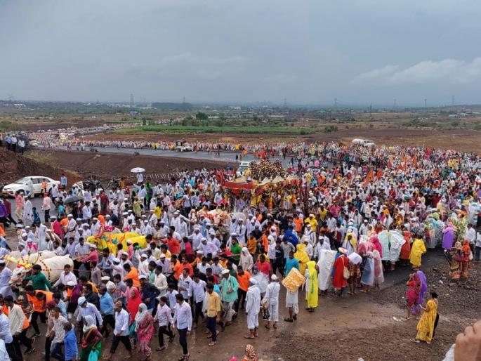 sant tukaram maharaj palkhi Patas - Roti Ghat passing through the rain showers | Ashadhi Wari: पावसाच्या सरी झेलत तुकोबांची पालखी पाटस - रोटी घाटातून मार्गस्थ sant tukaram maharaj palkhi Patas - Roti Ghat passing through the rain showers | Ashadhi Wari: पावसाच्या सरी झेलत तुकोबांची पालखी पाटस - रोटी घाटातून मार्गस्थ