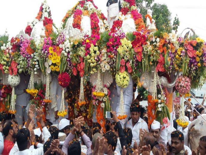 army gives grand welcome to Sant Tukaram Palkhi at dehuroad | जाऊ देवाचिये गावा : तुकोबांच्या पालखीची आगेकूच, लष्कराने केले जंगी स्वागत army gives grand welcome to Sant Tukaram Palkhi at dehuroad | जाऊ देवाचिये गावा : तुकोबांच्या पालखीची आगेकूच, लष्कराने केले जंगी स्वागत