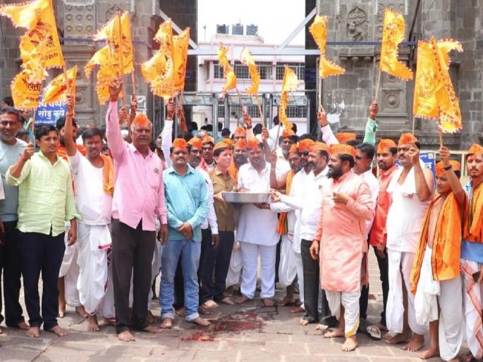 Give power to the state government, manoj Jarange; Tribute to Tuljabhavani Devi by Maratha community through Mahaarti | राज्य सरकारला, जरांगेंना शक्ती दे; तुळजाभवानी देवीला महाआरतीद्वारे मराठा समाजाचे साकडे Give power to the state government, manoj Jarange; Tribute to Tuljabhavani Devi by Maratha community through Mahaarti | राज्य सरकारला, जरांगेंना शक्ती दे; तुळजाभवानी देवीला महाआरतीद्वारे मराठा समाजाचे साकडे