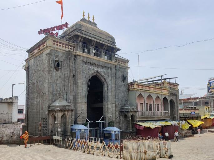 Entry ban on priests spitting tobacco in Tulaja Bhavani temple premises; Sansthan warns of action | तुळजाभवानी मंदिर परिसरात तंबाखू थुंकणाऱ्या पुजाऱ्यांना प्रवेशबंदी; संस्थानचा कारवाईचा बडगा