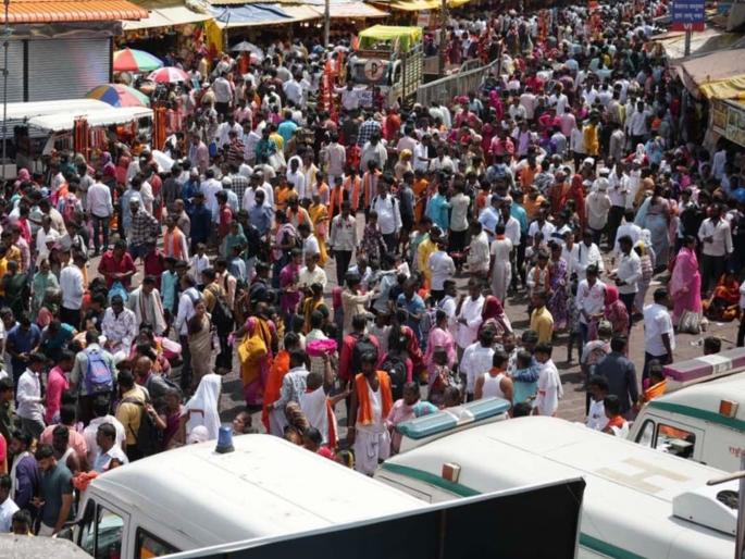 Aai Raja Ude-ude! Lakhs of devotees attend on foot in Tuljapur; Pre-installation of the goddess on the throne | आई राजा उदे-उदे! तुळजापुरात लाखो भाविकांची पायी हजेरी; सिंहासनावर देवीची पूर्व प्रतिष्ठापना