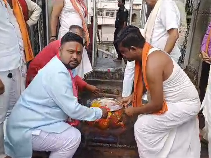 'Government should have common sense'; Tortoise worship by farmers in Tuljapur temple | 'सरकारला सुबुद्धी मिळावी'; आंदोलकांचे कासवपूजन करून तुळजाभवानीला साकडे 'Government should have common sense'; Tortoise worship by farmers in Tuljapur temple | 'सरकारला सुबुद्धी मिळावी'; आंदोलकांचे कासवपूजन करून तुळजाभवानीला साकडे